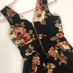 NWT! Haute Monde V Neck Floral Dress